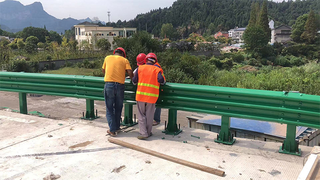 高速公路护栏板的维护确保道路安全的关键环节