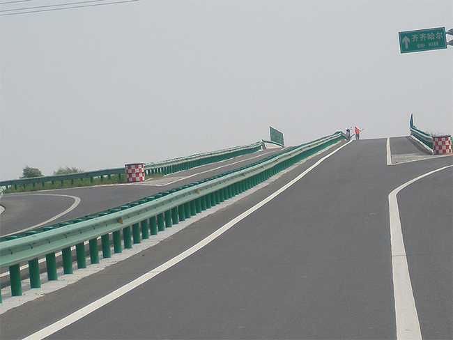 中山高速公路护栏的材质与规格
