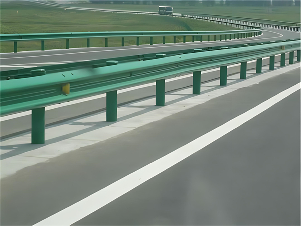 高速护栏板守护安全广泛应用于多个行业